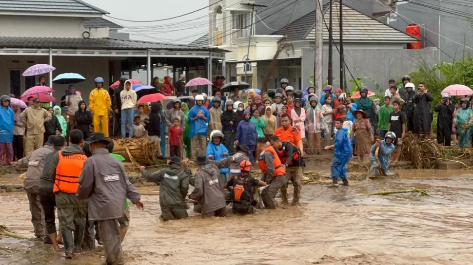 Padang Diterjang Banjir Bandang: Tanggul Jebol, Ratusan Warga Dievakuasi dan Pemerintah Kerahkan Alat Berat