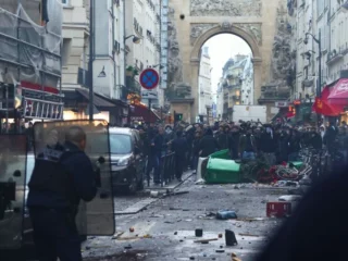 Paris dalam Gejolak: Dari Kerusuhan Massa hingga Guncangan Pasar Keuangan Global