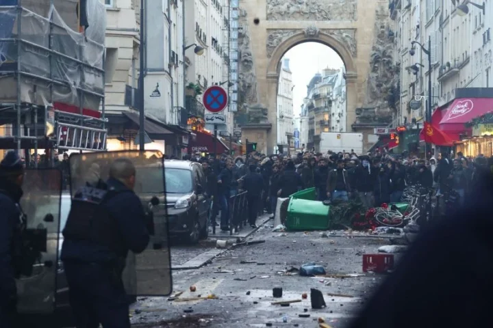 Paris dalam Gejolak: Dari Kerusuhan Massa hingga Guncangan Pasar Keuangan Global