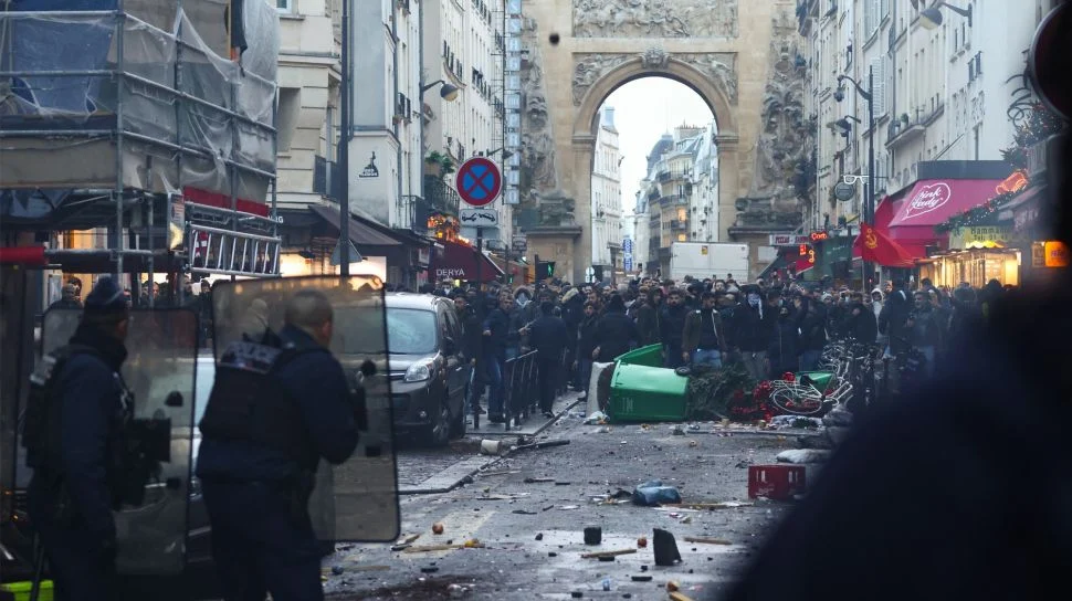 Paris dalam Gejolak: Dari Kerusuhan Massa hingga Guncangan Pasar Keuangan Global