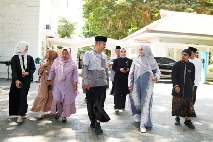 Santri Menguatkan Negeri: Menyongsong Indonesia Emas Melalui Pengabdian dan Akhlak Mulia