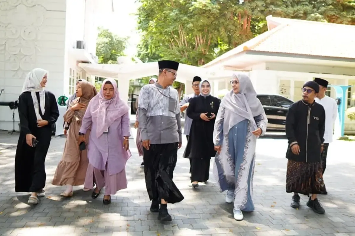 Santri Menguatkan Negeri: Menyongsong Indonesia Emas Melalui Pengabdian dan Akhlak Mulia