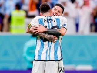 Tangis Pecah di Monumental: Momen Emosional Enzo Fernández Saat Messi Pamit dari Timnas Argentina