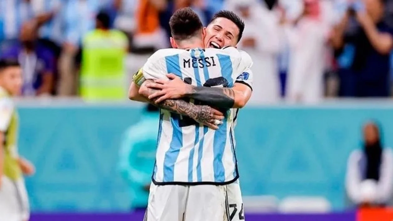 Tangis Pecah di Monumental: Momen Emosional Enzo Fernández Saat Messi Pamit dari Timnas Argentina