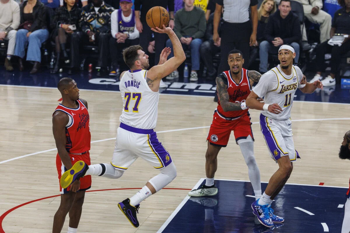 Tanpa Luka Doncic, Lakers Tampil Perkasa Hancurkan Clippers di Intuit Dome