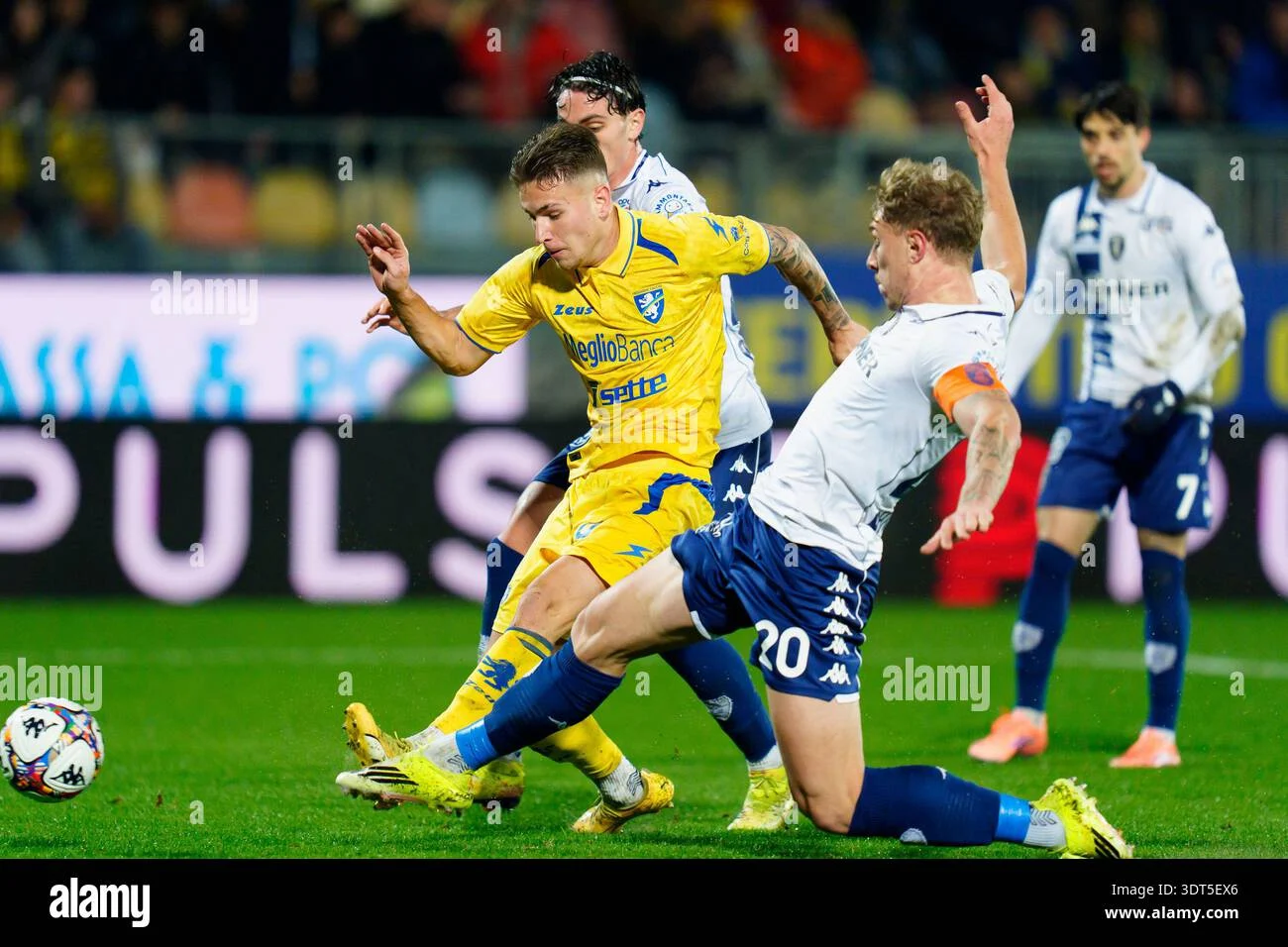 Tragedi di Benito Stirpe: Frosinone Hancurkan Sassuolo Lewat Hat-trick Antonio Raimondo